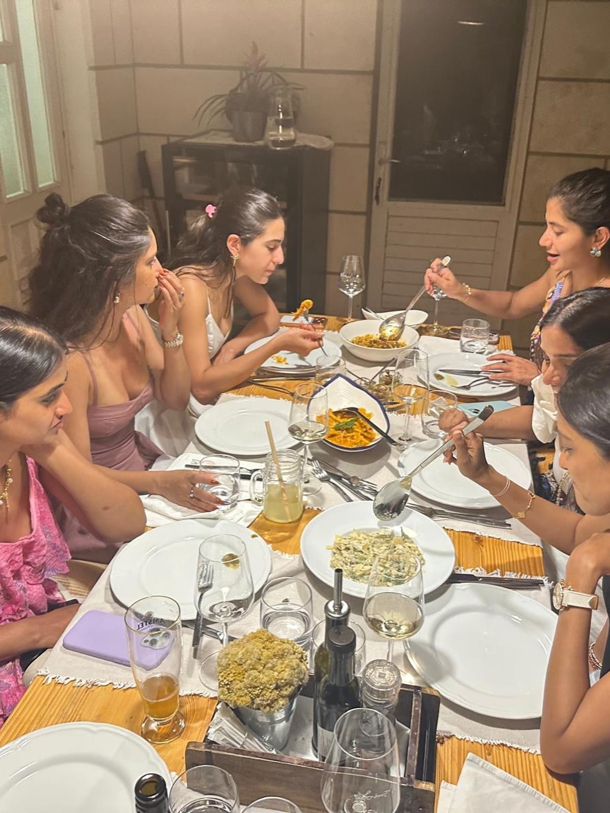 Sara Ali Khan Photos: समुद्र किनारे सारा अली खान का वेकेशन मूड, बिकिनी से लेकर फ्लोरल ड्रेस तक हर लुक ने जीता दिल - Photo 2