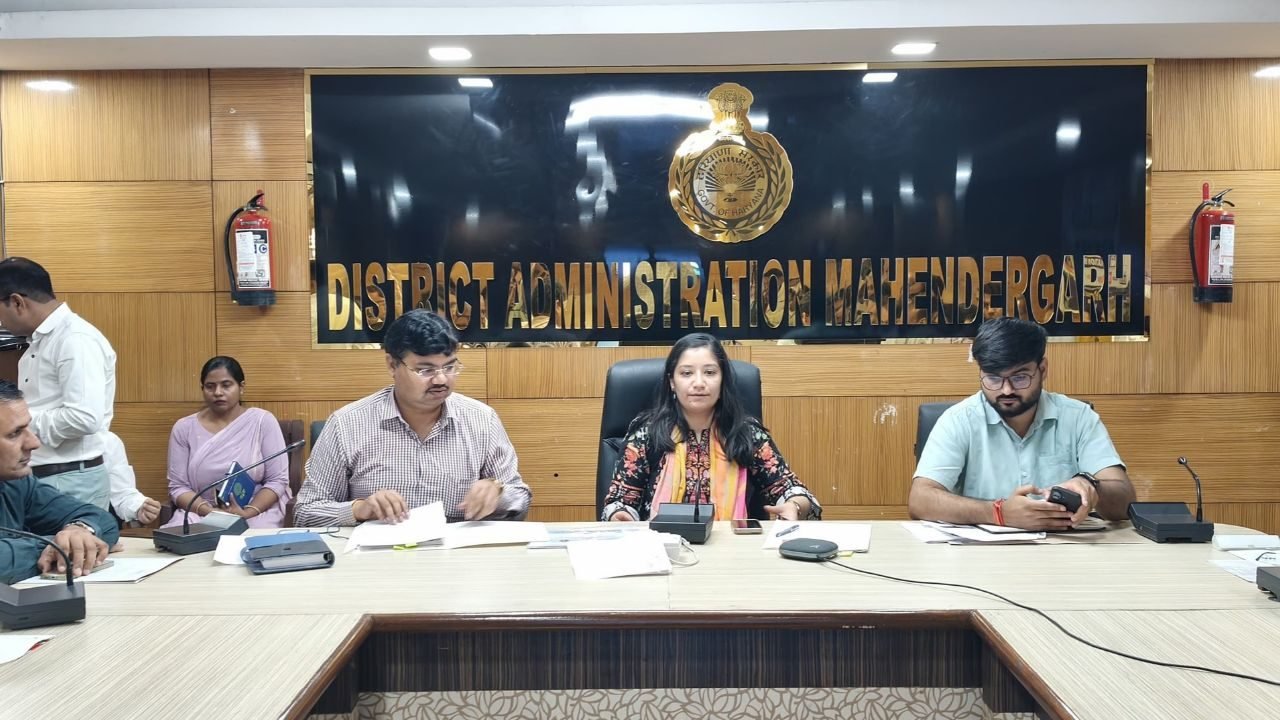 जिला स्तरीय सतर्कता एवं निगरानी समिति की बैठक लेती डीसी अनुपमा अंजली।