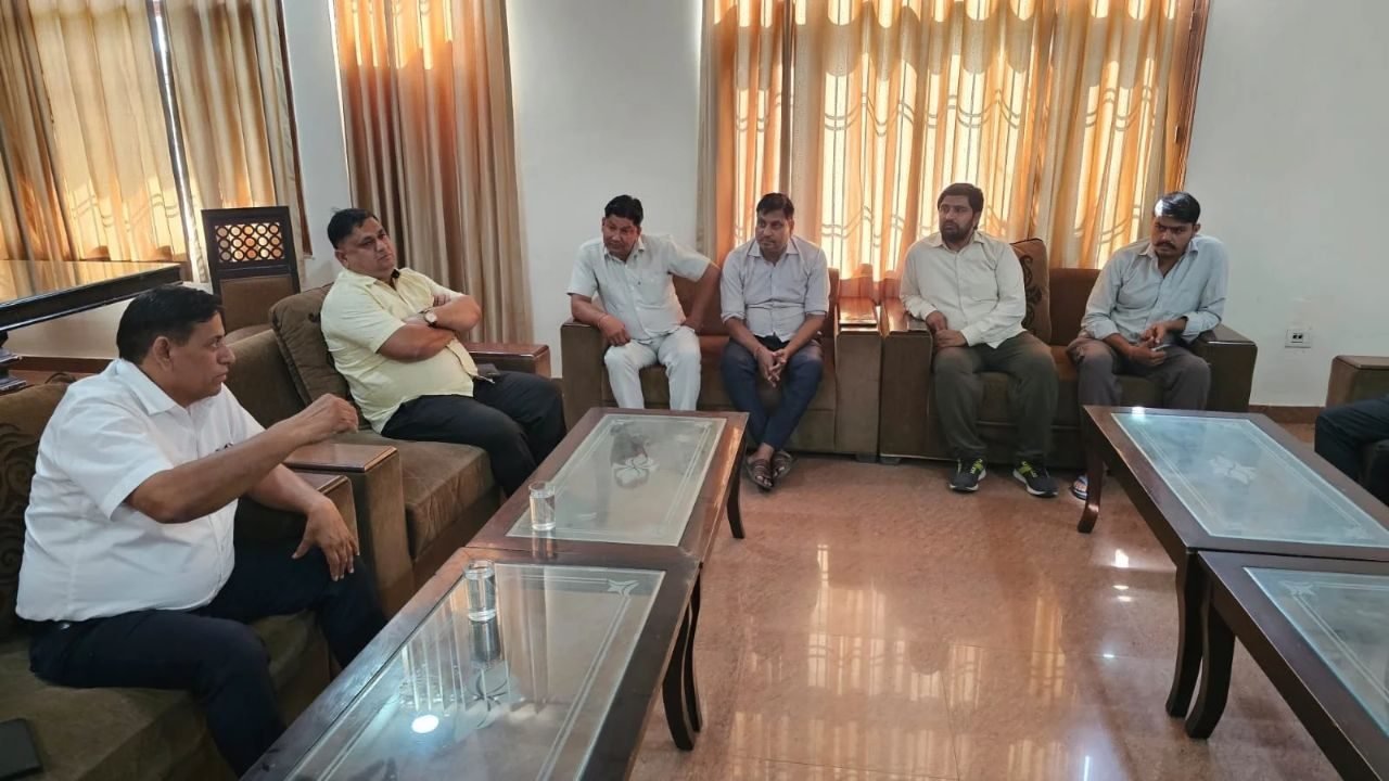 उप-कृषि निदेशक डॉ. जगिर सिंह होडल और हसनपुर ब्लॉक के थोक और खुदरा उर्वरक विक्रेताओं के साथ समीक्षा बैठक में