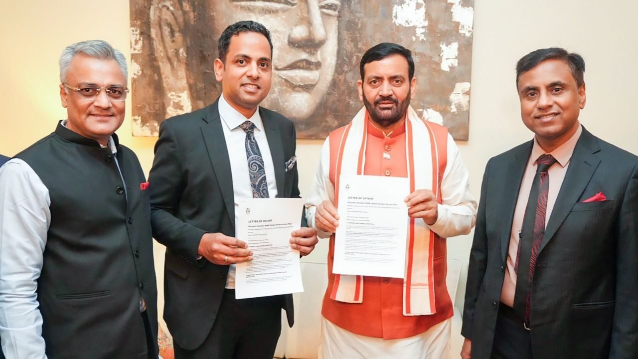 मुख्यमंत्री श्री नायब सिंह सैनी स्वीडन दौरे के दौरान हरियाणा के लिए ₹4,000 करोड़ के निवेश प्रस्तावों से जुड़े आशय-पत्रों (LOI) पर हस्ताक्षर करते हुए।