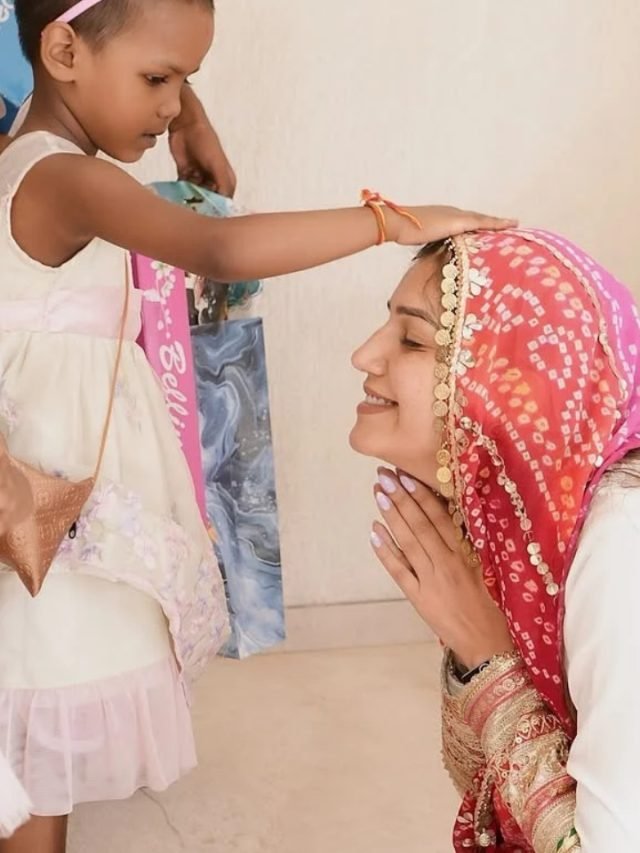सपना कन्या के आगे हाथ जोड़कर बैठी हैं और बच्ची आशीर्वाद दे रही है